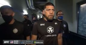Kijk hoe UFC-legende Nick Diaz DEFTONES gebruikt als zijn entreemuziek gisteravond in The Octagon